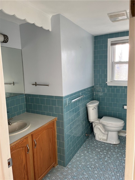 19 Del Rio Court Warwick, RI 02818 - Photo 8 of 21 Bathroom with tub-shower.