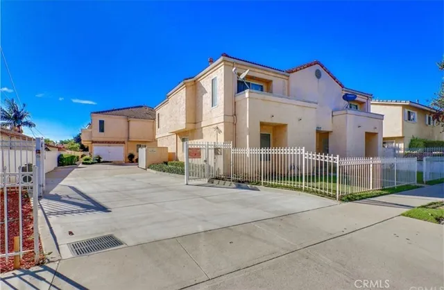 a view of back yard of the house