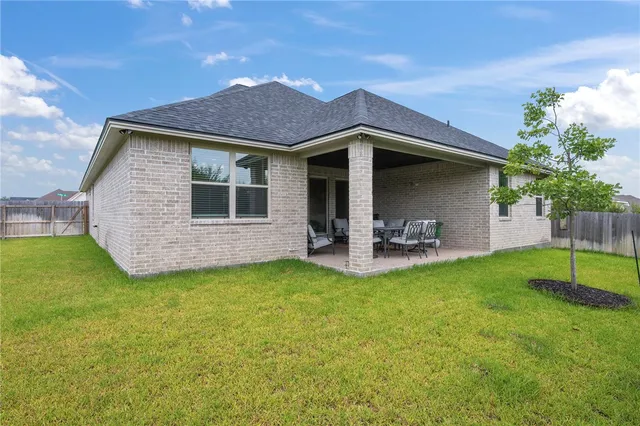 a view of a house with backyard and porch