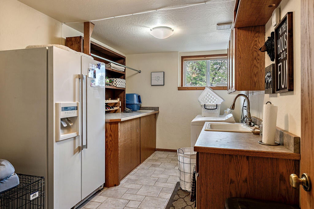4766 Andrews Road Medford, OR 97501 - Photo 50 of 71 Laundry room
