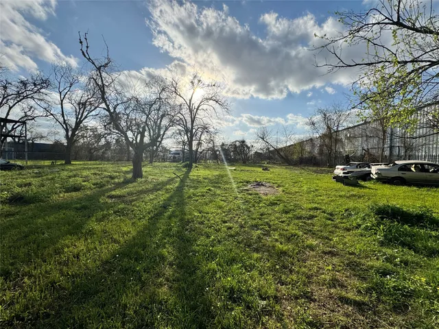 $950,000 | 4805 East O S T Drive, Houston, TX 77013