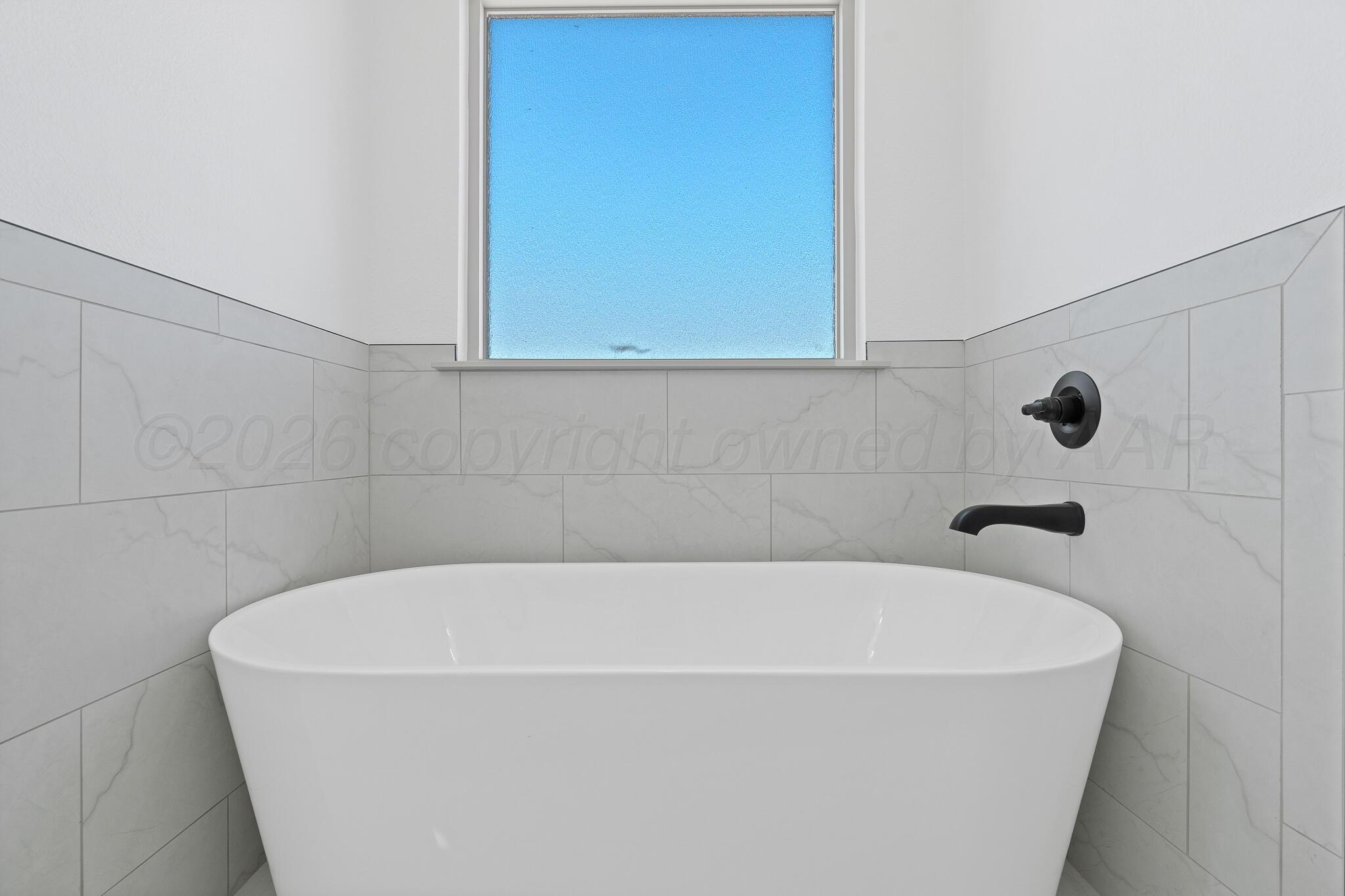 21700 Farm To Market Road 2219 Amarillo, TX 79119 - Photo 22 of 38 a bathroom with a bathtub