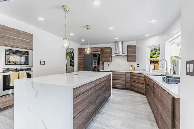 a large kitchen with kitchen island a large island in it