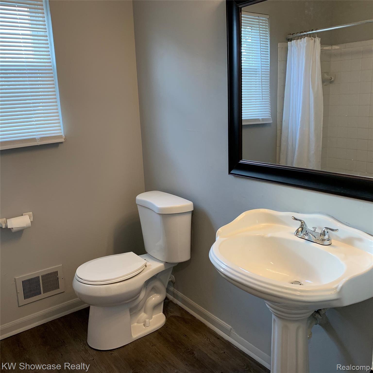 41906 Ridge Road East Novi, MI 48375 - Photo 15 of 16 Ridge Full Bath.jpg