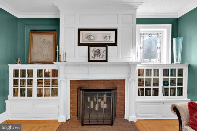 a view of a livingroom with furniture and window