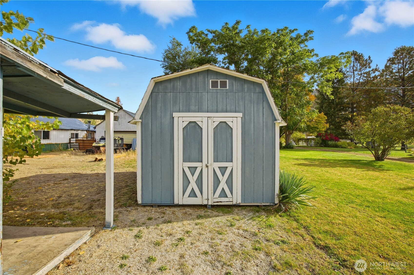 38 A Main Street Methow, WA 98834 - Photo 5 of 34 a front view of a house with garden
