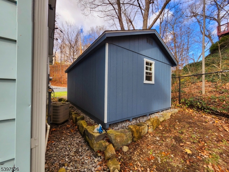 12 Old Coach Road Vernon, NJ 07462 - Photo 18 of 19 a backyard of a house
