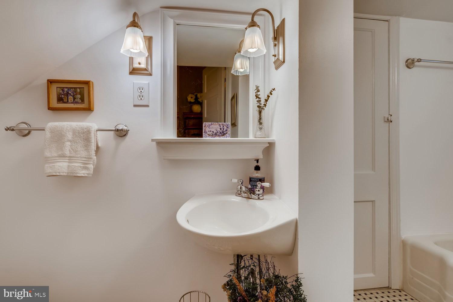 4904 Woodside Road Baltimore, MD 21229 - Photo 12 of 36