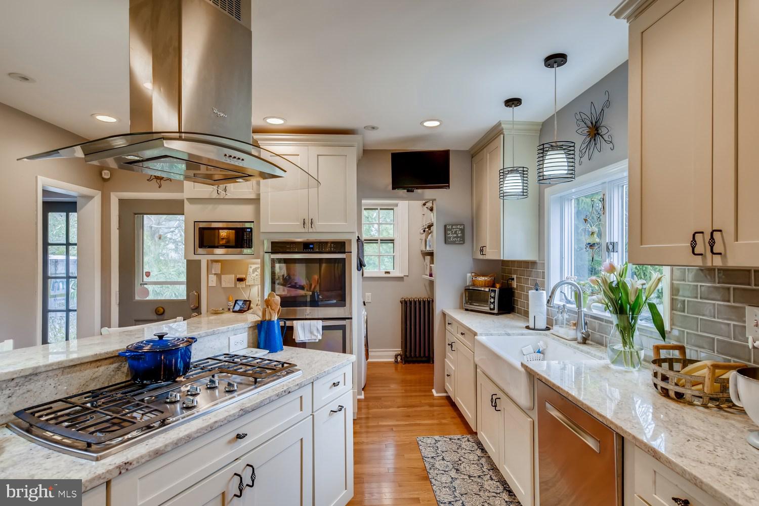 4904 Woodside Road Baltimore, MD 21229 - Photo 4 of 36