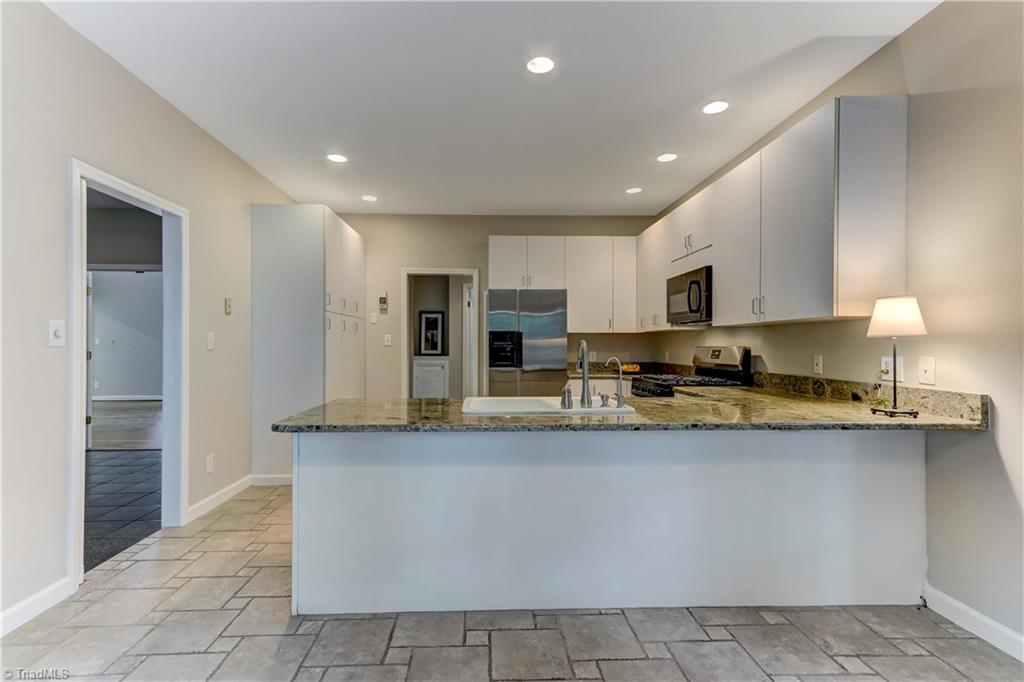 4201 Rockingham Road South Greensboro, NC 27407 - Photo 9 of 30 Breakfast Bar