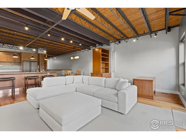 a picture of a bench in front of building