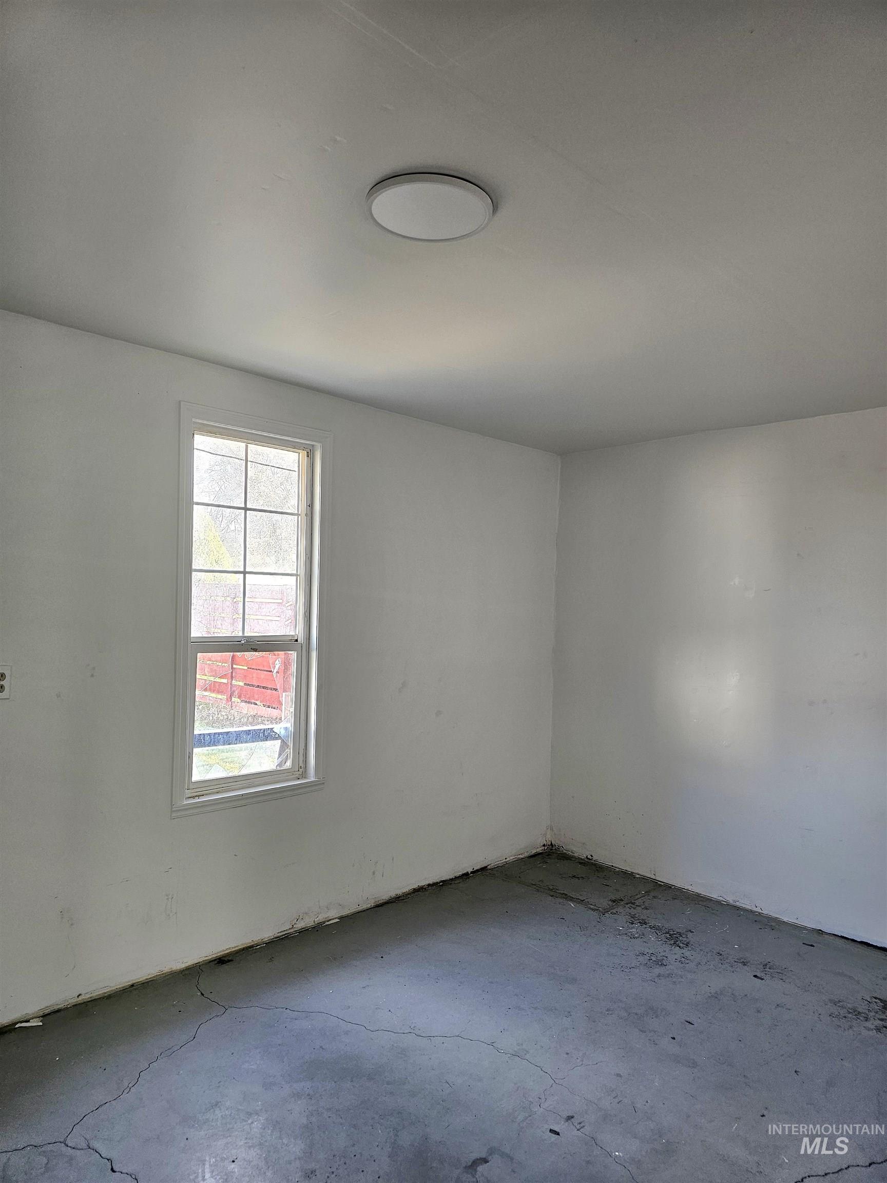 810 South D Street Rupert, ID 83350 - Photo 12 of 23 Spare room with concrete floors