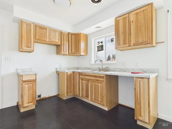 $325,000 | 810 South D Street, Rupert, ID 83350