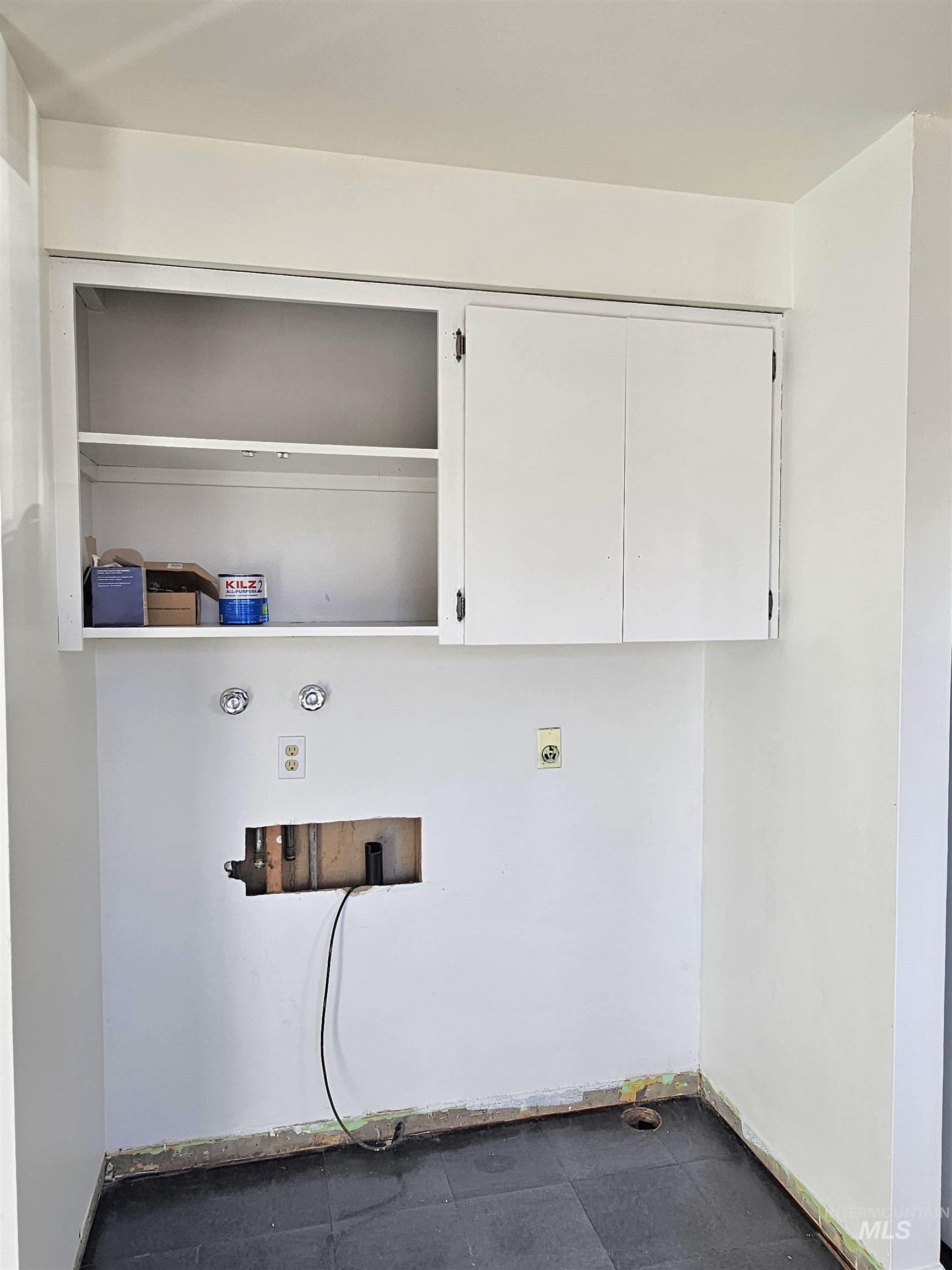 810 South D Street Rupert, ID 83350 - Photo 7 of 23 Laundry room featuring hookup for a washing machine, cabinet space, and hookup for an electric dryer
