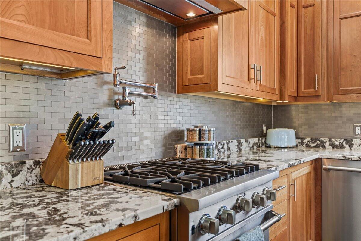 4763 Fontana Beach Road, Unit 4762 Polk, WI 53086 - Photo 23 of 100 Viking Range