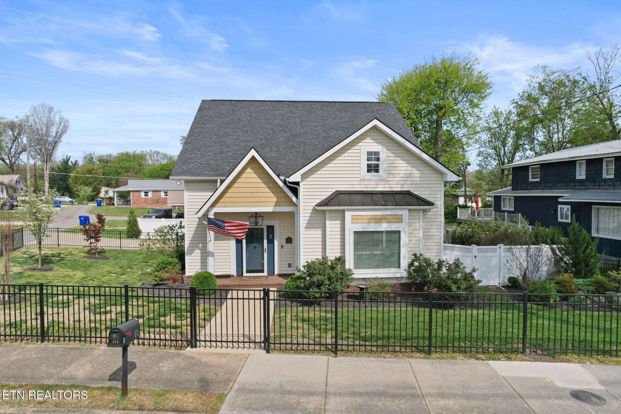 606 Eagle Bend Road Clinton, TN 37716 - Photo 2 of 42
