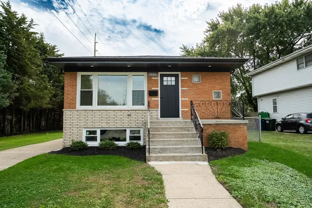 $439,999 | 2601 West 98th Place, Evergreen Park, IL 60805