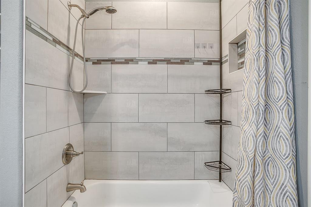 3901 Baylor Street Fort Worth, TX 76119 - Photo 28 of 40 a bathroom with a bathtub