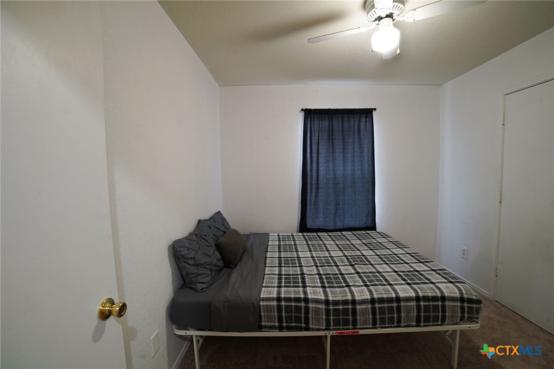 805 James Loop Killeen, TX 76542 - Photo 25 of 31 a bedroom with a bed and lamp