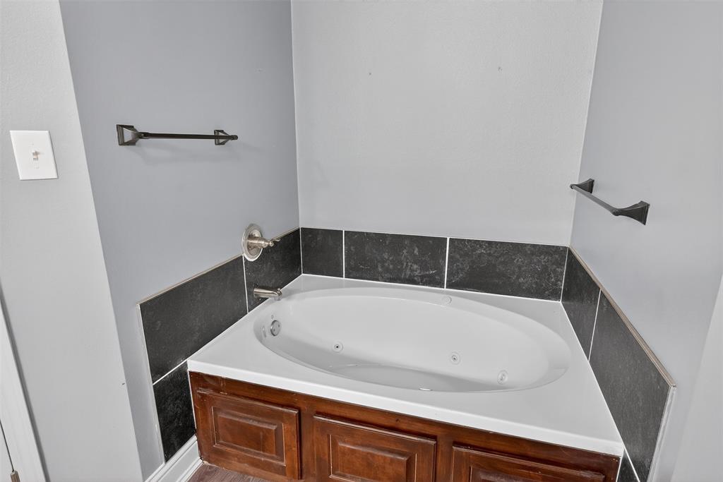 720 Haggerty Road Karnack, TX 75661 - Photo 20 of 39 a bathroom with a bathtub