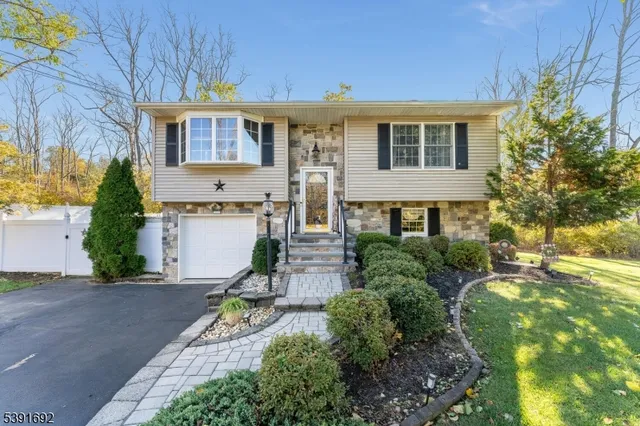 $475,000 | 36 MacKenzie Road, Hampton, NJ 08827