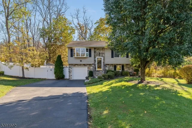 $475,000 | 36 MacKenzie Road, Hampton, NJ 08827