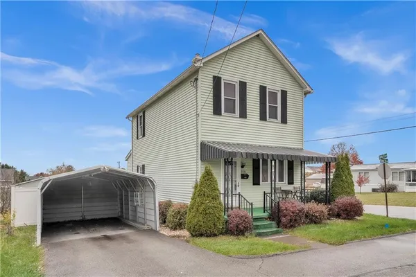 a view of a house with a yard