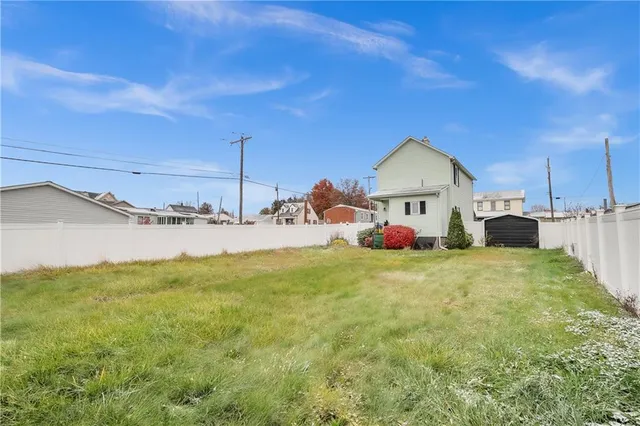 a view of a house with backyard