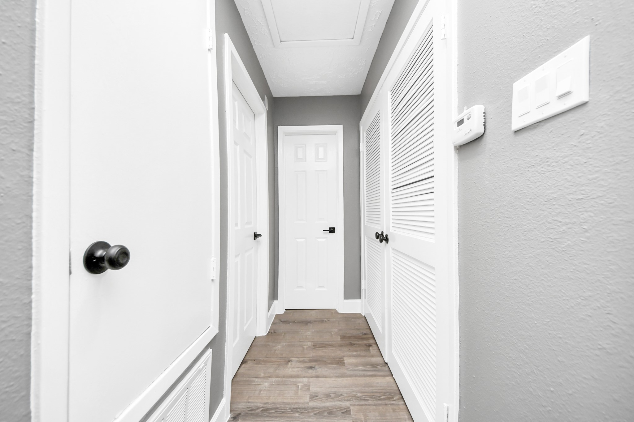5444 Ridge Wind Lane Houston, TX 77053 - Photo 17 of 35 Hallway to the first bedroom. Washer/Dryer room eo the right of the hallway