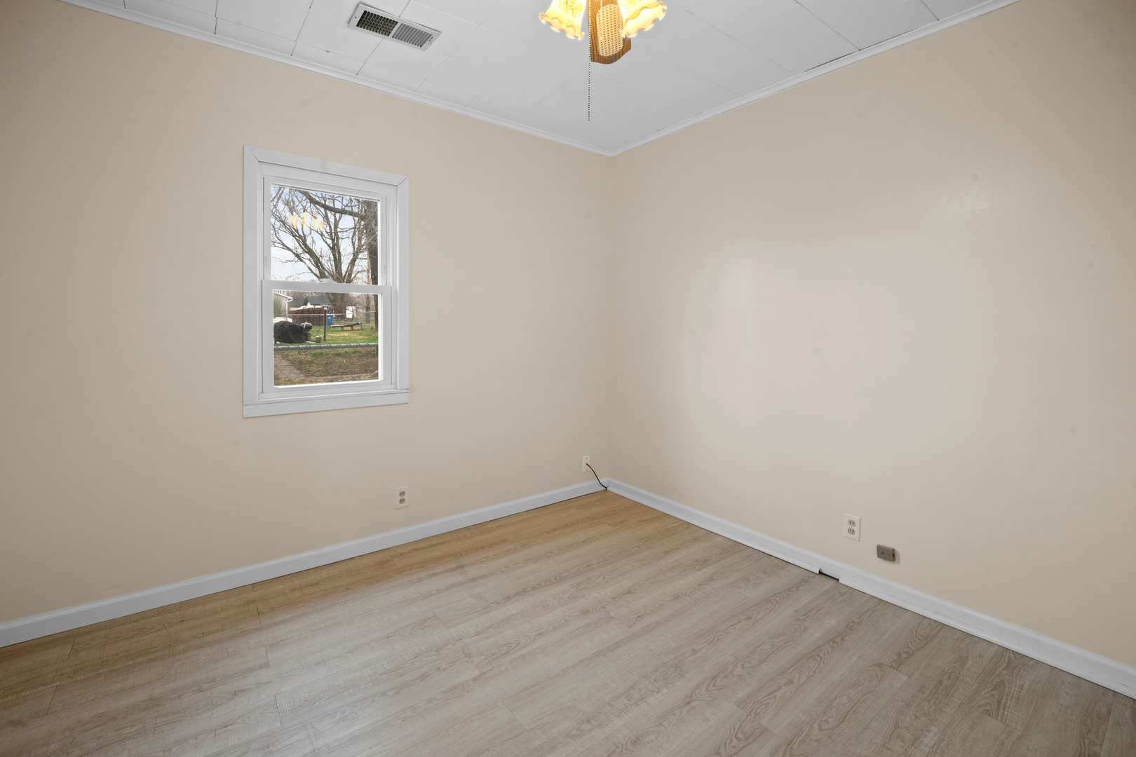 730 5th Street Buffalo, IA 52728 - Photo 14 of 16 an empty room with a window