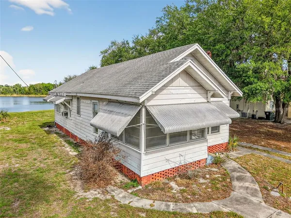 $200,000 | 272 South Central Avenue, Umatilla, FL 32784