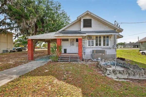 $200,000 | 272 South Central Avenue, Umatilla, FL 32784