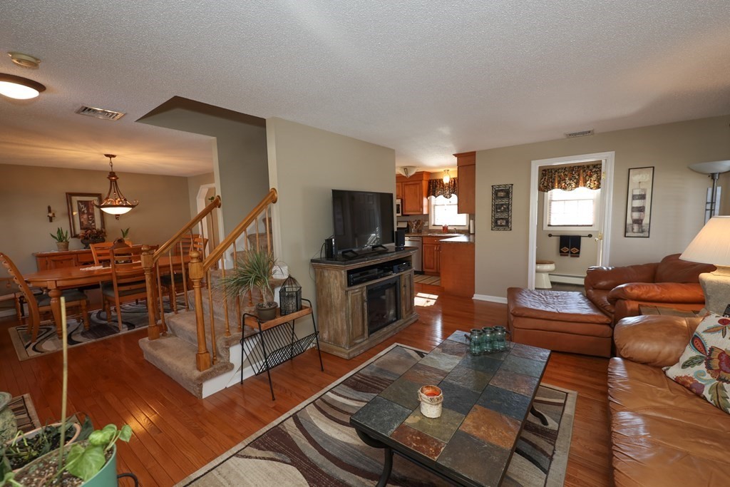 166 Hillcrest Road Dracut, MA 01826 - Photo 4 of 42