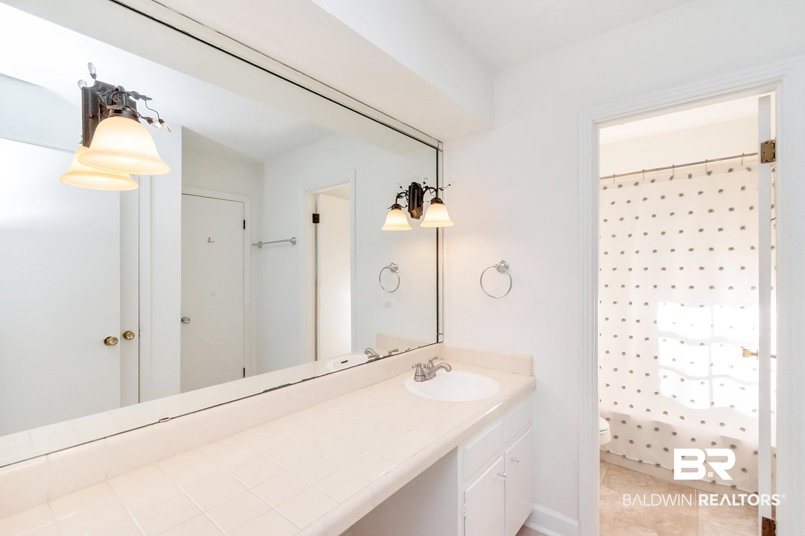 117 Ridgelawn Drive West Mobile, AL 36608 - Photo 18 of 31 Main level Hall bathroom