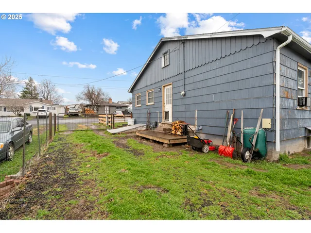 a view of back yard of the house with outdoor seating