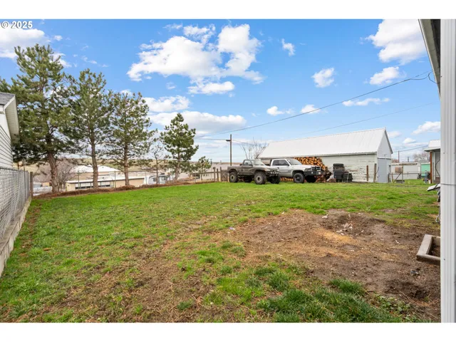 a view of yard with green space