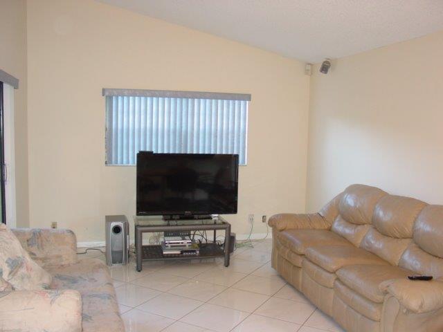 20970 Woodspring Avenue Boca Raton, FL 33428 - Photo 6 of 15 Family Room