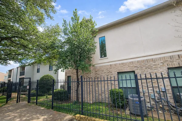 $1,650 | 2425 Augusta Drive, Unit 4, Houston, TX 77057