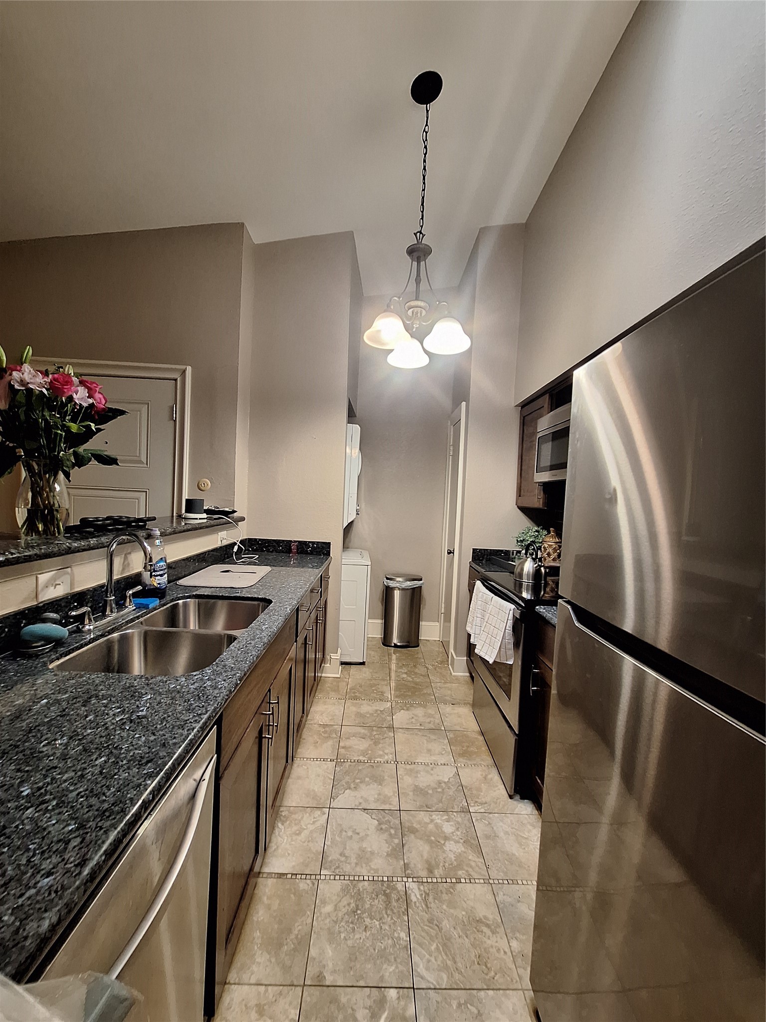 2425 Augusta Drive, Unit 4 Houston, TX 77057 - Photo 4 of 12 a kitchen with granite countertop a sink stainless steel appliances and a counter space