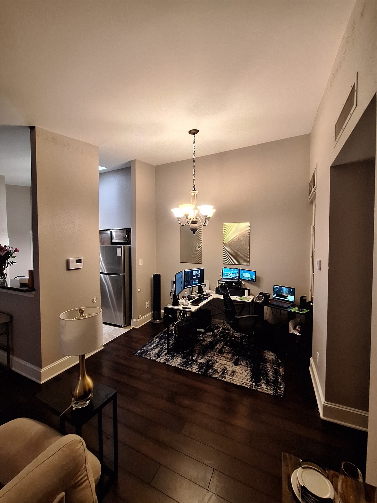2425 Augusta Drive, Unit 4 Houston, TX 77057 - Photo 5 of 12 a living room with furniture