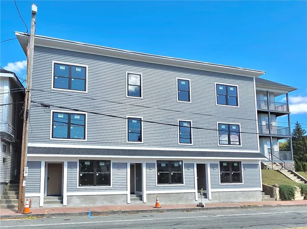 $2,800 | 1965 Smith Street, Unit 2R, North Providence, RI 02911