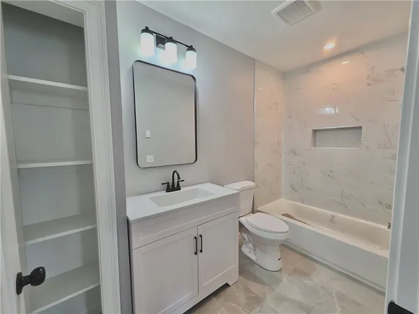 $2,700 | 1965 Smith Street, Unit 2R, North Providence, RI 02911