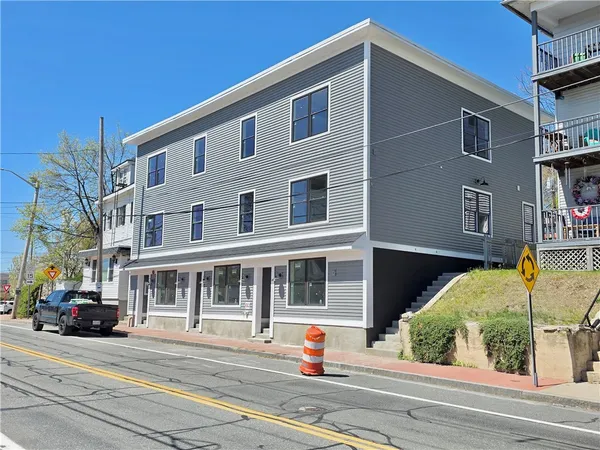 $2,700 | 1965 Smith Street, Unit 2R, North Providence, RI 02911