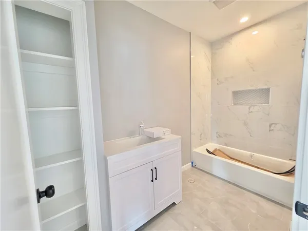 $2,800 | 1965 Smith Street, Unit 2R, North Providence, RI 02911