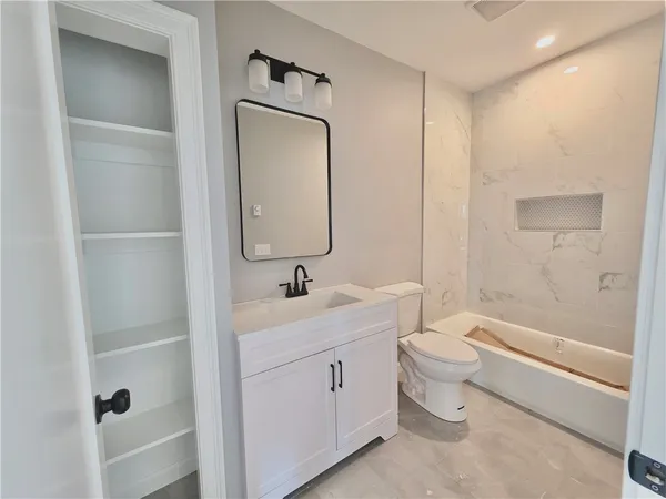 $2,700 | 1965 Smith Street, Unit 2R, North Providence, RI 02911