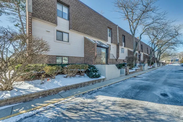 $257,000 | 421 Elm Street, Unit 6K, Deerfield, IL 60015