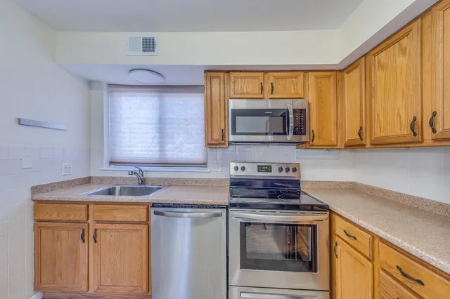 $257,000 | 421 Elm Street, Unit 6K, Deerfield, IL 60015