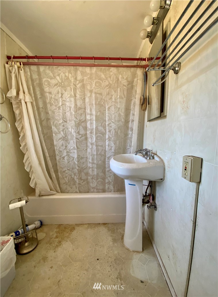 607 Wagon Road Dayton, WA 99328 - Photo 8 of 17 a bathroom with a sink mirror toilet and bathtub