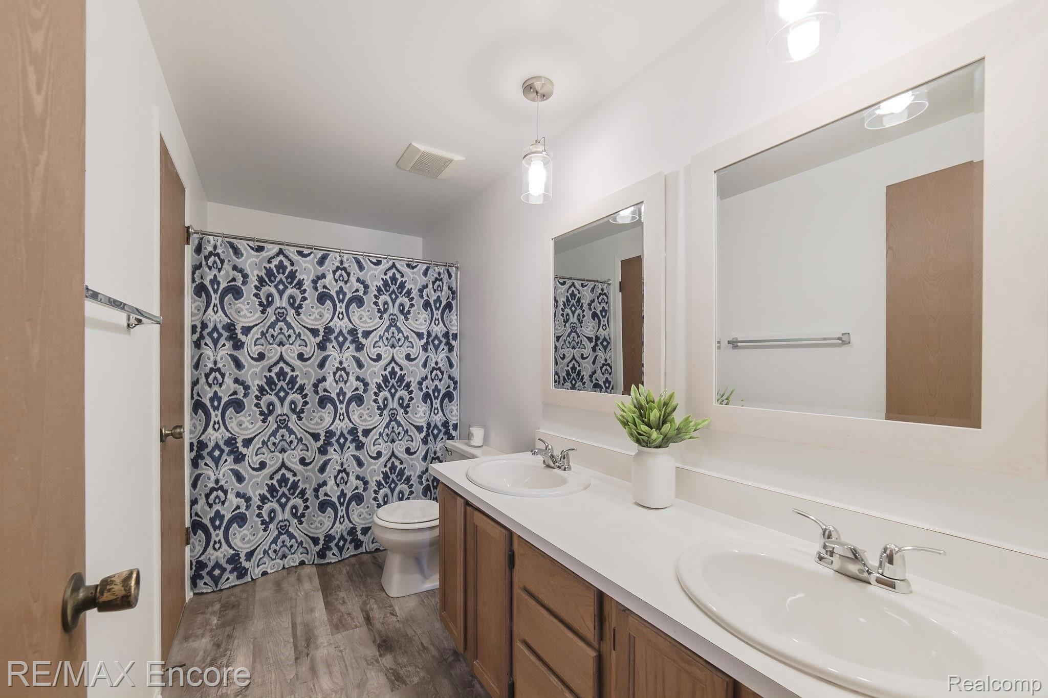 5181 Old Cove Road Clarkston, MI 48346 - Photo 20 of 30 Full bath with updated flooring, mirrors, lighting...complete with double vanity!