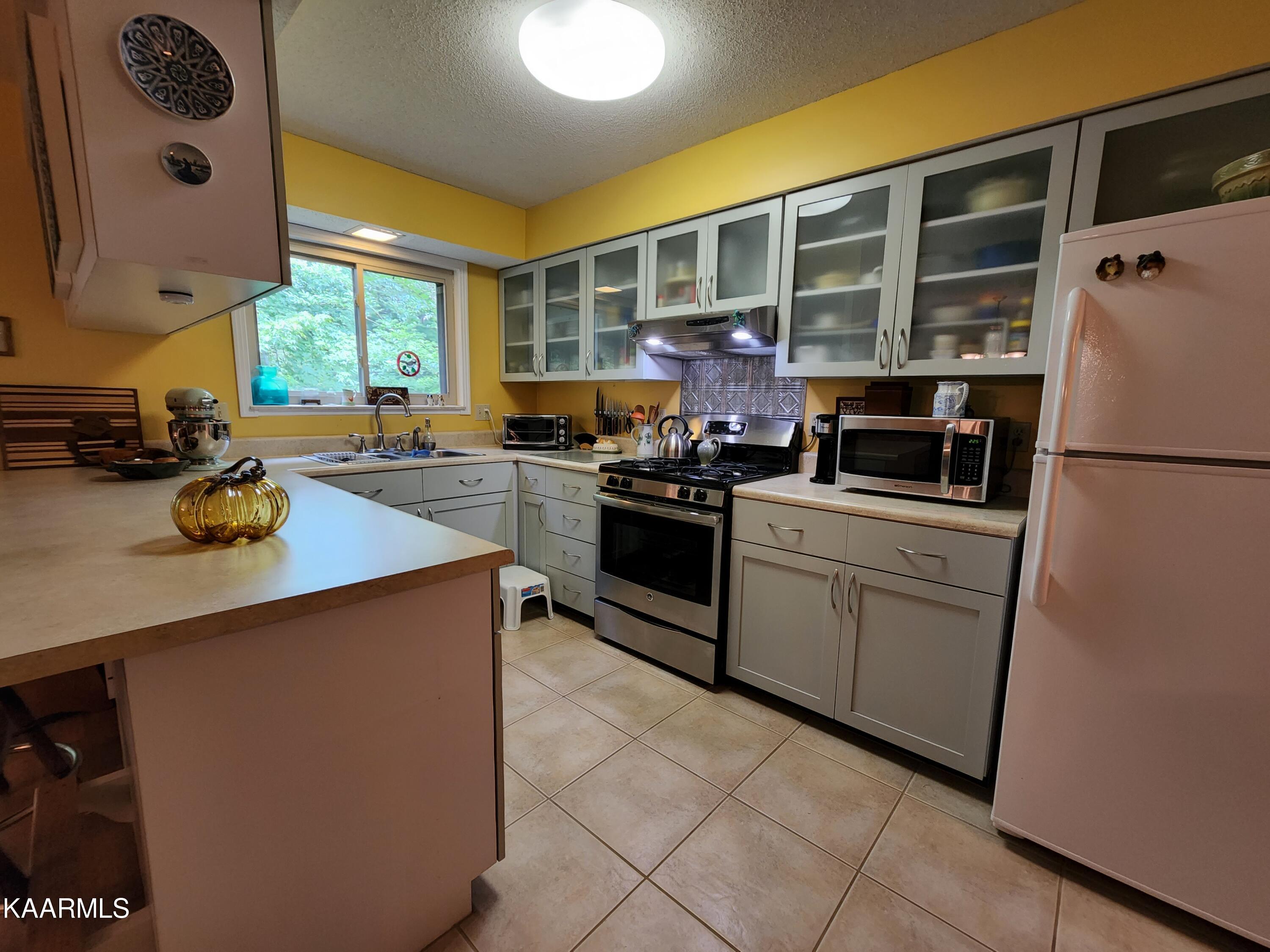 38 Brookside Drive Oak Ridge, TN 37830 - Photo 9 of 28 Kitchen